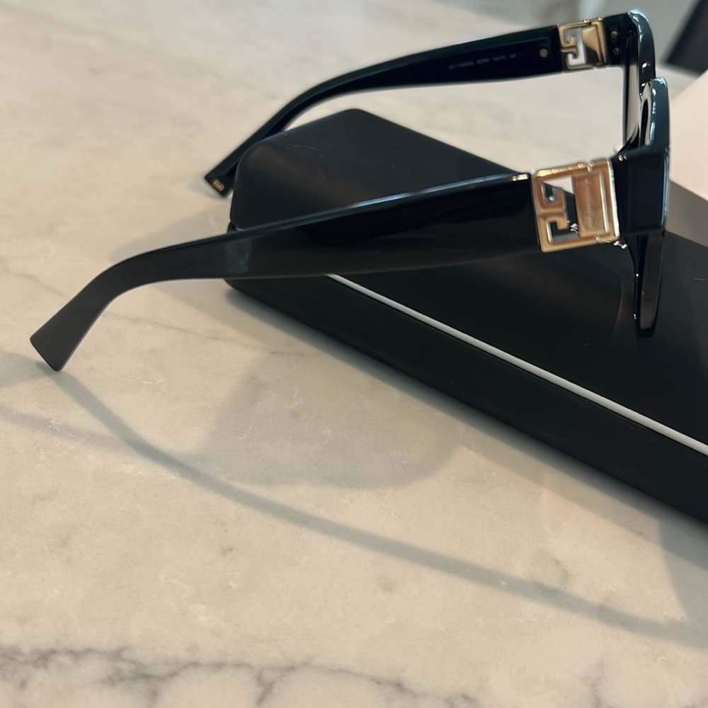 Givenchy sunglasses - Picture 3 of 3